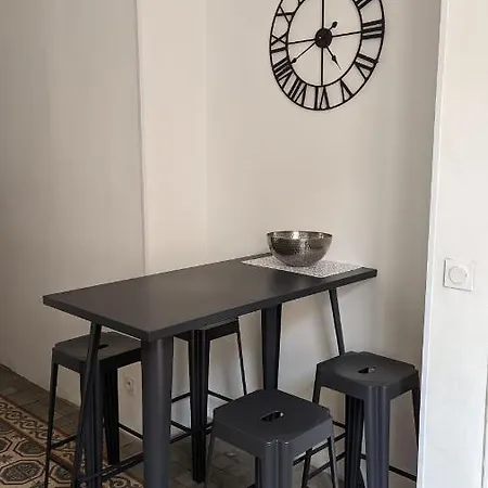 De Standing Hyper Centre Apartment
